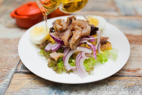 Картофельный салат с копченой рыбой и свеклой. Картофельный салат с копченой рыбой и свеклой.