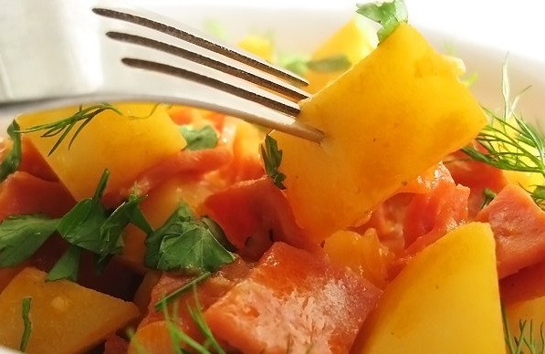 Картофельный гуляш.