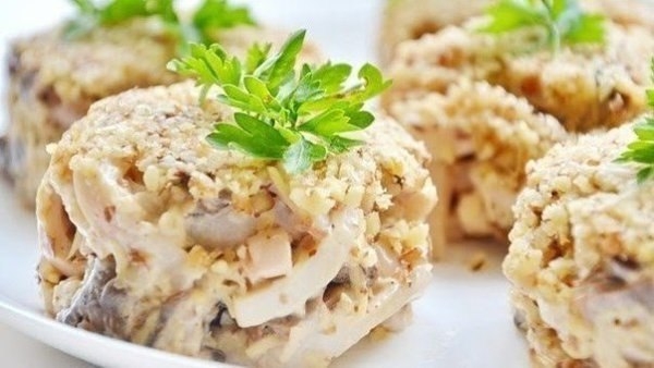 САЛАТ из кальмаров с орехами и грибами...
