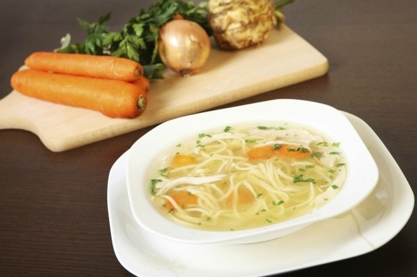 Вкусный куриный суп с домашней лапшой Вкусный куриный суп с домашней лапшой