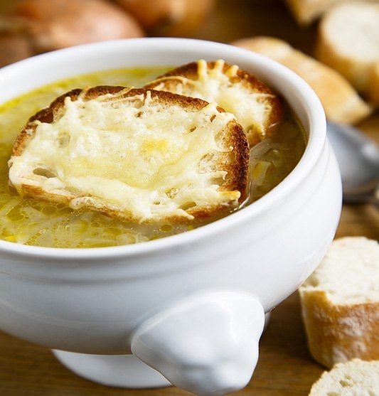 Луковый суп с сырными гренками Луковый суп с сырными гренками