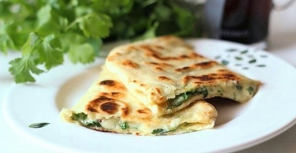 Горячая закуска из лаваша с зеленью и сыром. Горячая закуска из лаваша с зеленью и сыром.