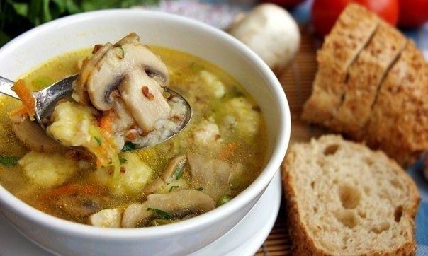 Гречневый суп с грибами и картофельными клёцками . Гречневый суп с грибами и картофельными клёцками .