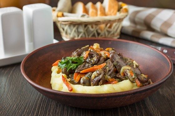 КУРИНЫЕ СЕРДЕЧКИ, ТУШЕННЫЕ В ПИВЕ КУРИНЫЕ СЕРДЕЧКИ, ТУШЕННЫЕ В ПИВЕ