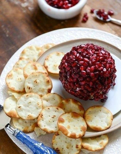 Сырный шар в гранатовых зернах Сырный шар в гранатовых зернах