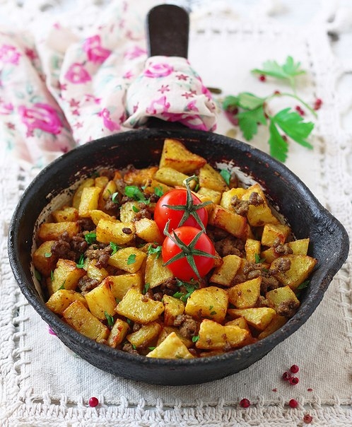 Жареный картофель с фаршем. Жареный картофель с фаршем.