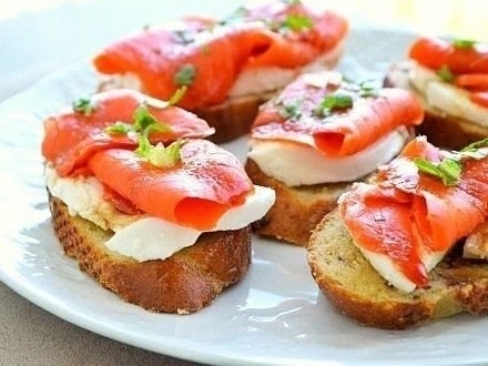 Хрустящие бутерброды с лососем и сыром
