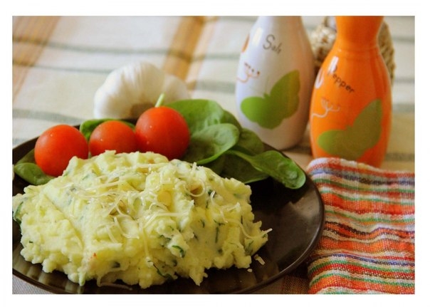 Картофельное пюре с печеным чесноком и зеленью Картофельное пюре с печеным чесноком и зеленью