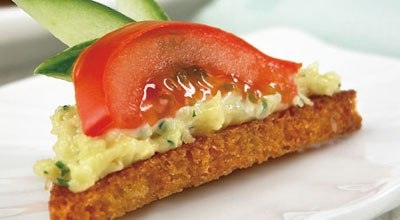 Канапе с сыром и помидорами Канапе с сыром и помидорами