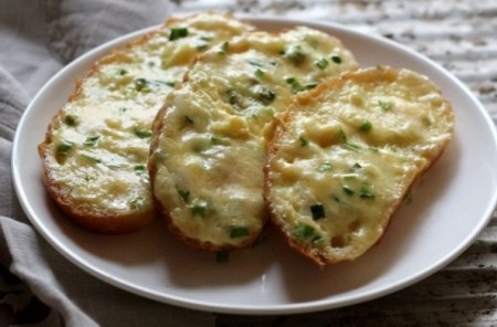 Бутерброды с луком и сыром Бутерброды с луком и сыром