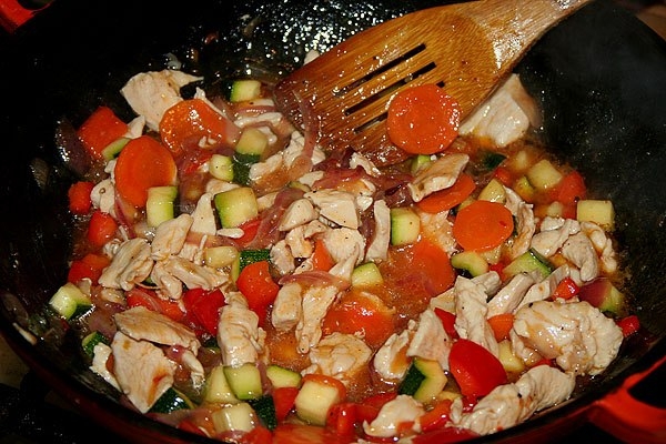 Фо с курицей и овощами в кисло-сладком соусе Фо с курицей и овощами в кисло-сладком соусе