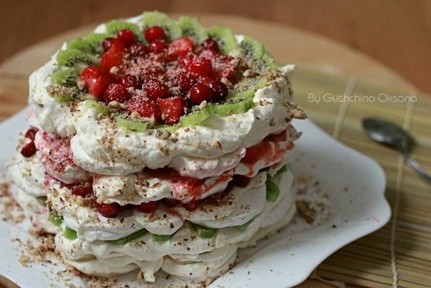 Безумно вкусный зефирный торт-десерт с ягодами, фруктами и грецкими орехами Безумно вкусный зефирный торт-десерт с ягодами, фруктами и грецкими орехами