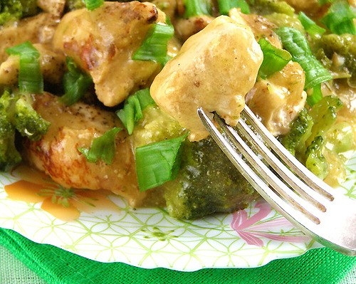 Курица под соусом, тушеная с брокколи Курица под соусом, тушеная с брокколи