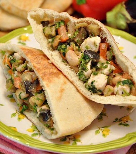 Пита с начинкой из куриной грудки, баклажанов и фасоли