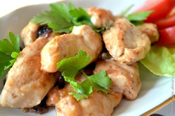 Куриная грудка с черносливом и чесночными стрелками Куриная грудка с черносливом и чесночными стрелками