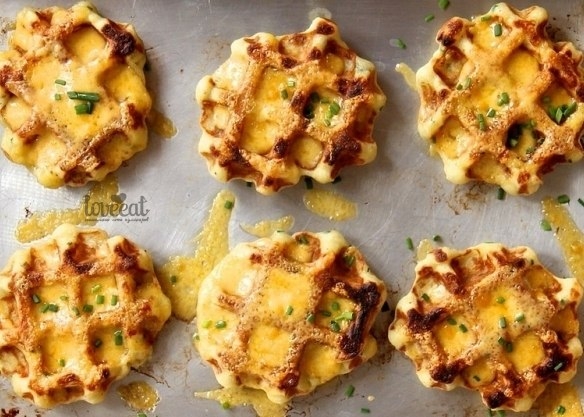Вафли с картофелем, сыром и зеленым луком Вафли с картофелем, сыром и зеленым луком