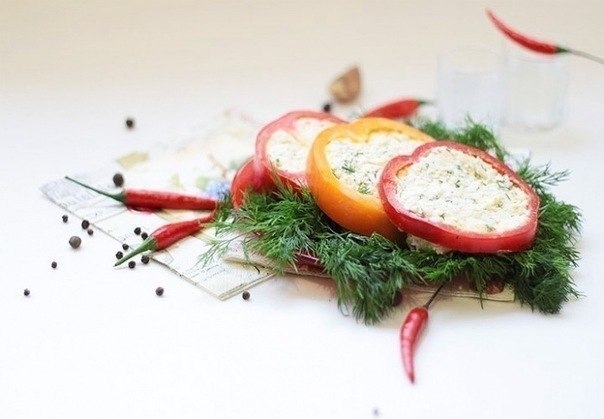 Вкусная и красивая закуска из болгарского перца Вкусная и красивая закуска из болгарского перца