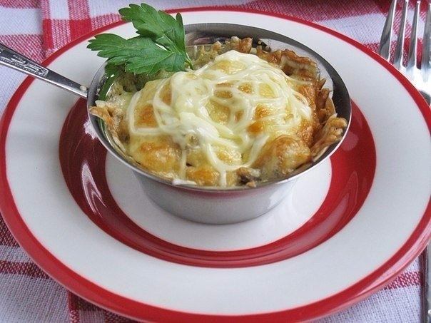 Жюльен с курицей и грибами. Жюльен с курицей и грибами.