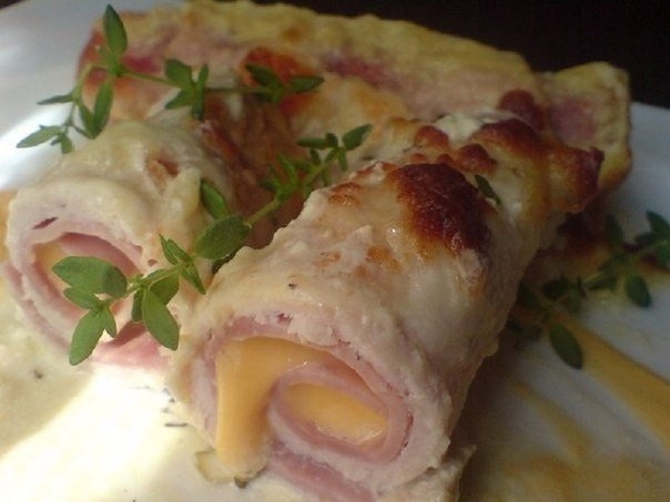 Рулетики из куриной грудки в сырном соусе Рулетики из куриной грудки в сырном соусе