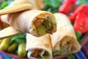 Шаурма с курицей и маринованными огурцами Шаурма с курицей и маринованными огурцами