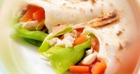 Холодный рулет из тонкого лаваша с курицей и морковью Холодный рулет из тонкого лаваша с курицей и морковью