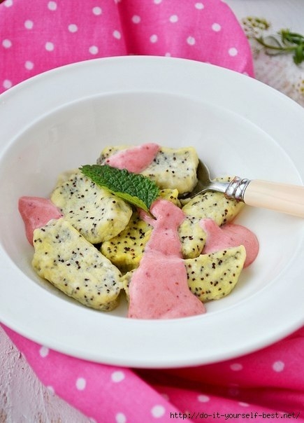 Делаем вкусные ленивые вареники с маком и клубничным соусом. Делаем вкусные ленивые вареники с маком и клубничным соусом.
