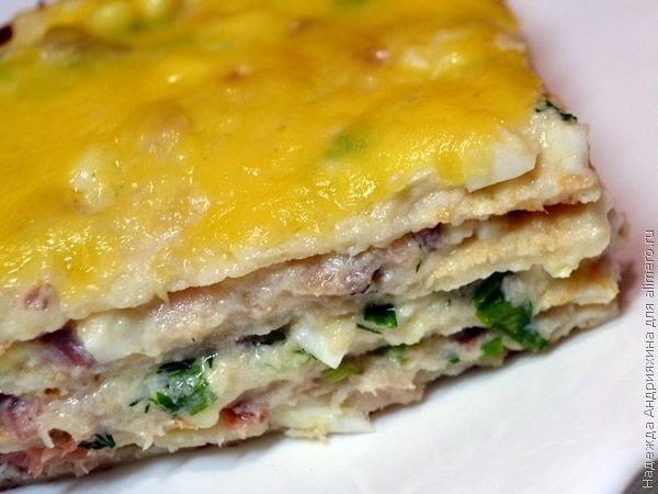 Блинный пирог с копченой скумбрией