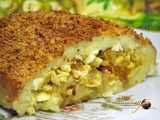 Картофельный рулет с яйцом и луком
