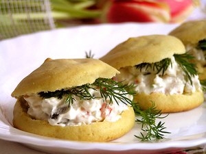 Картофельные эклеры с творожным сыром, рисом, овощами и зеленью