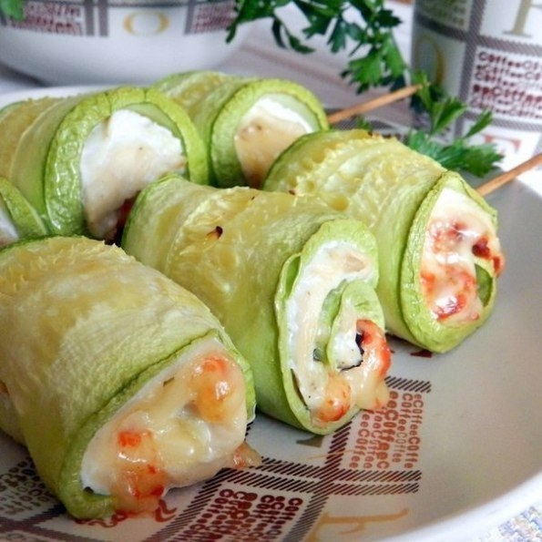Рулетики из кабачка и курицы