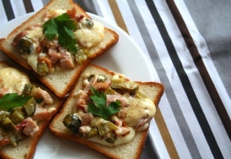 Горячие бутерброды с курицей и огурцами. Горячие бутерброды с курицей и огурцами.