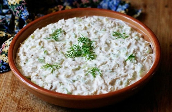 Куриный салат с сельдереем под йогуртовым соусом Куриный салат с сельдереем под йогуртовым соусом
