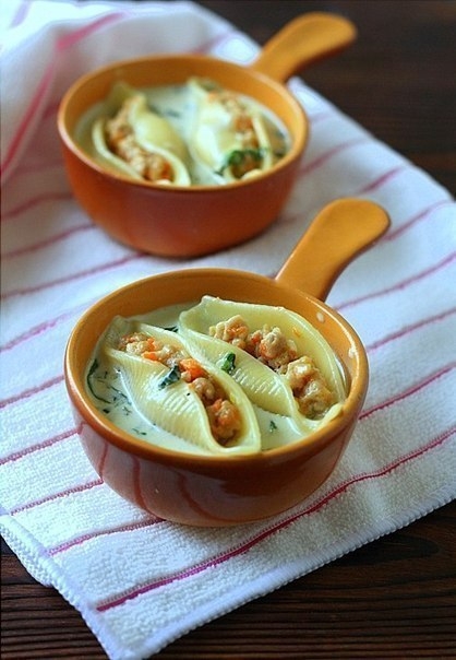Ракушки фаршированные курицей в сырно - шпинатном соусе Ракушки фаршированные курицей в сырно - шпинатном соусе