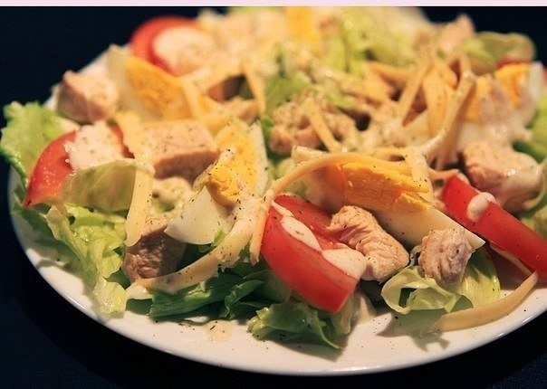 Классический салат цезарь - это вкусно, жирно, калорийно, дорого)) Классический салат цезарь - это вкусно, жирно, калорийно, дорого))