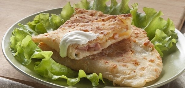 Быстрые лепешки с начинкой на сковороде Быстрые лепешки с начинкой на сковороде