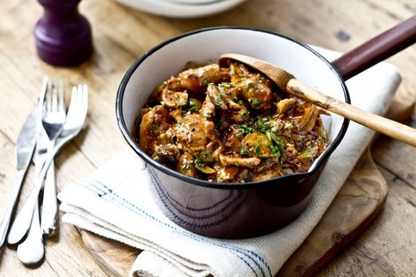 Тушеная курица с грибами и сливками Тушеная курица с грибами и сливками