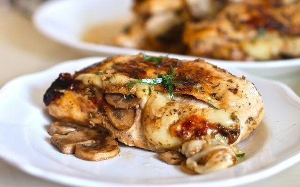 Вкуснейшая курочка, фаршированная грибами и сыром