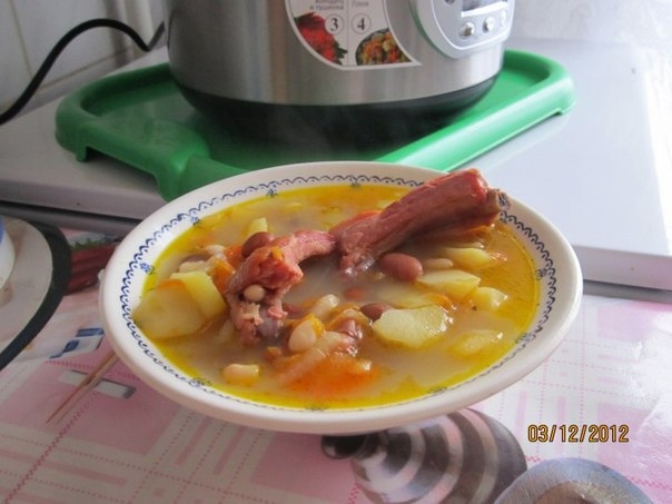 Фасолевый супчик с копчёными рёбрышками