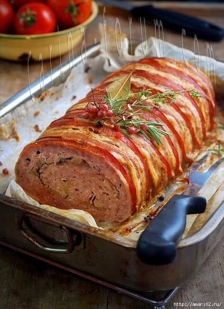 Мясной рулет с грибами и куриной печенью. Мясной рулет с грибами и куриной печенью.