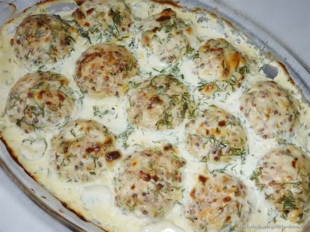 Тефтельки из курицы и гречки в соусе.