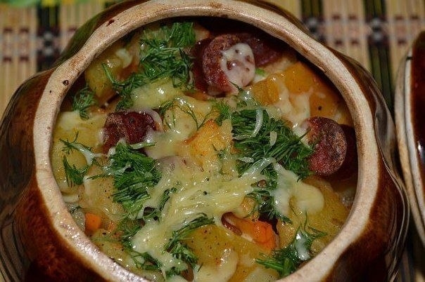 Картофель с охотничьими колбасками в горшочках Картофель с охотничьими колбасками в горшочках