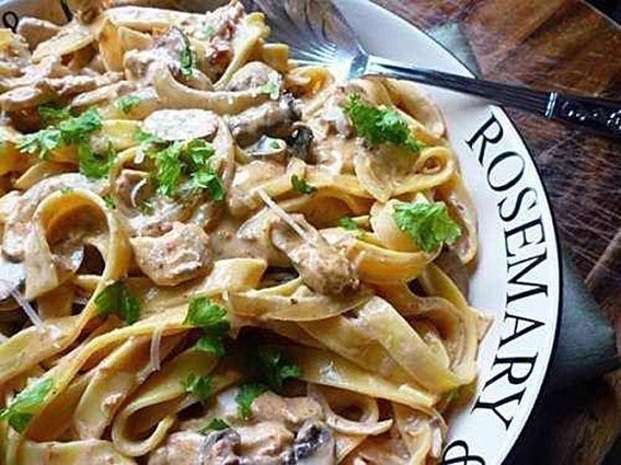 Паста тальятелле с соусом из курицы и грибов. Паста тальятелле с соусом из курицы и грибов.