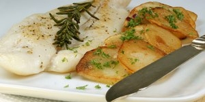 Жареная рыба с розмарином и чесноком