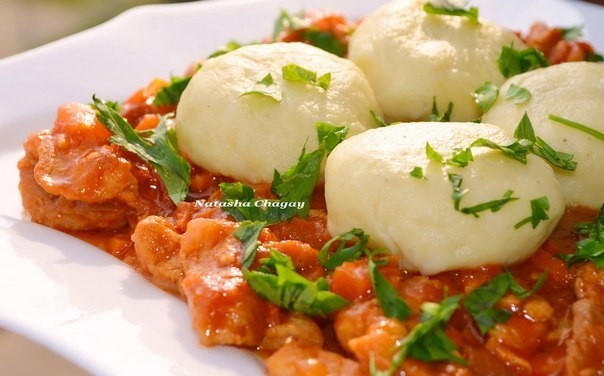Картофельные клецки и гуляш из свинины!