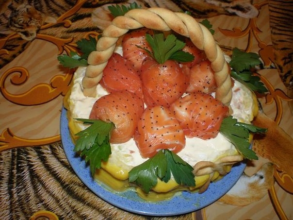Салат "Корзинка с клубничкой" (рыбный)