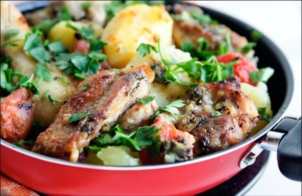 Картофель, запеченный с курицей и помидорами Картофель, запеченный с курицей и помидорами