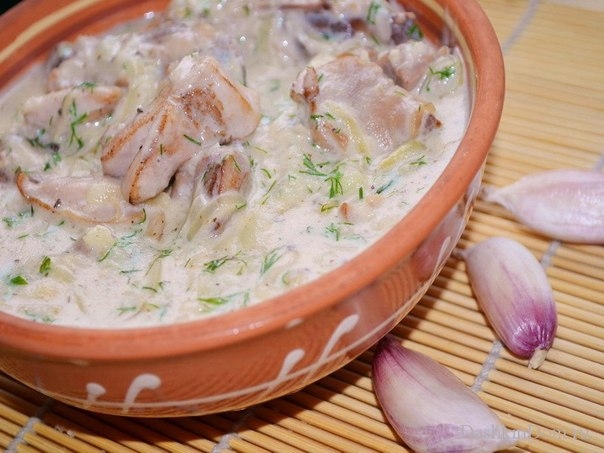 Гульчехра &mdash; это очень нежная курица, приготовленная с добавлением сметаны (сливок или молока), обяза