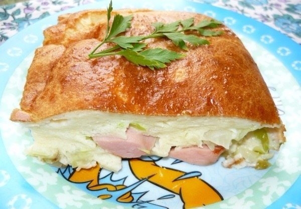 Наливной пирог с капустой и сосисками. Наливной пирог с капустой и сосисками.