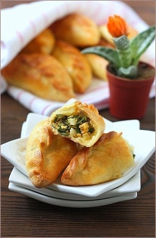 Пирожки с яйцами и зеленым луком)