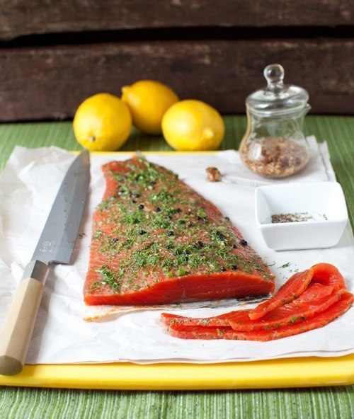 Лосось, маринованный в укропе c лимоном и коньяком Лосось, маринованный в укропе c лимоном и коньяком